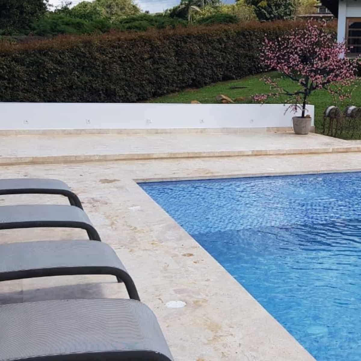Borde Piscina en Mármol Crema Siberia